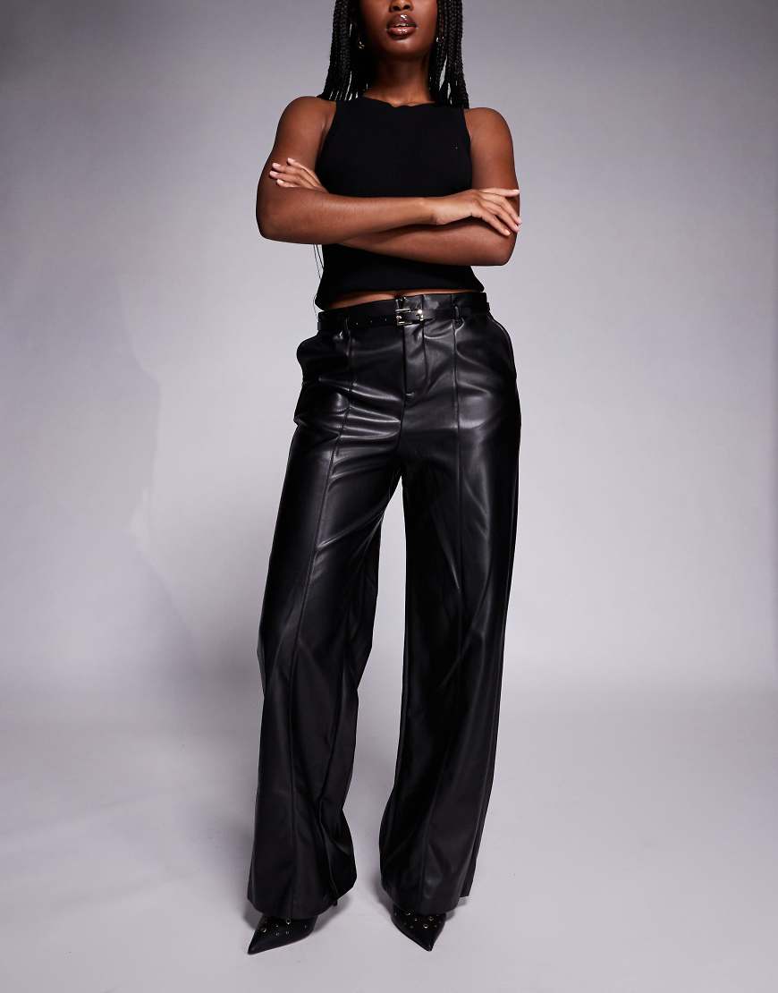 River Island - Weit geschnittene Hose aus Kunstleder in Schwarz mit Gürtel von River Island