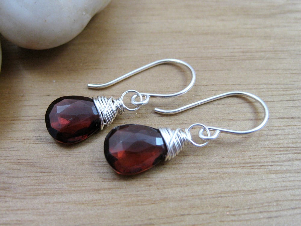 Granat Sterling Silber Ohrringe von RiverAndBirchJewelry