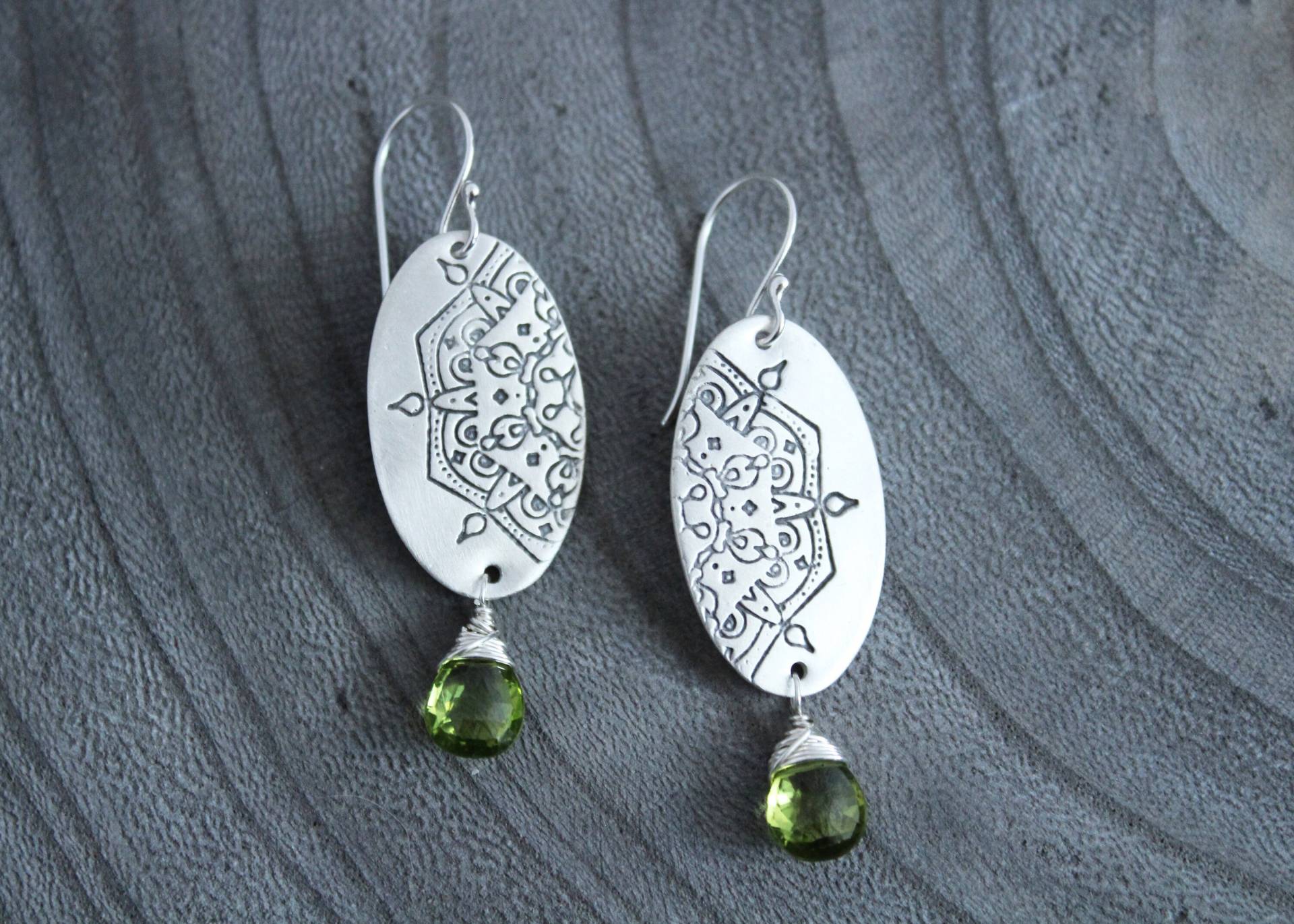 Mandala Peridot Silber Ohrringe von RiverAndBirchJewelry