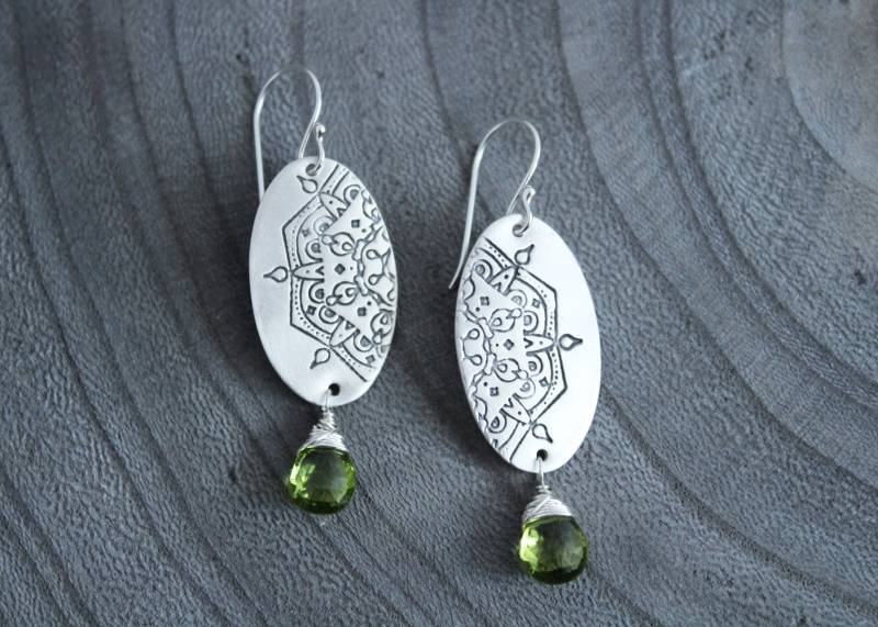 Mandala Peridot Silber Ohrringe von RiverAndBirchJewelry