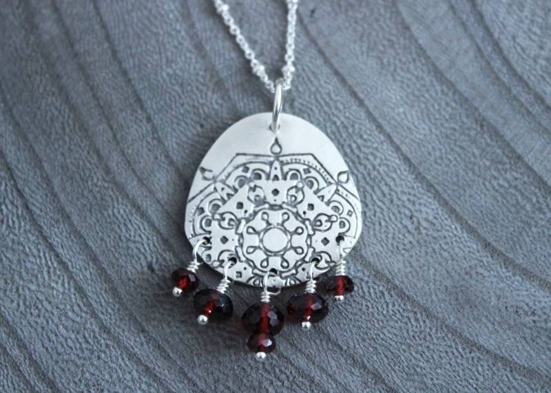 Silber Mandala Granat Halskette von RiverAndBirchJewelry