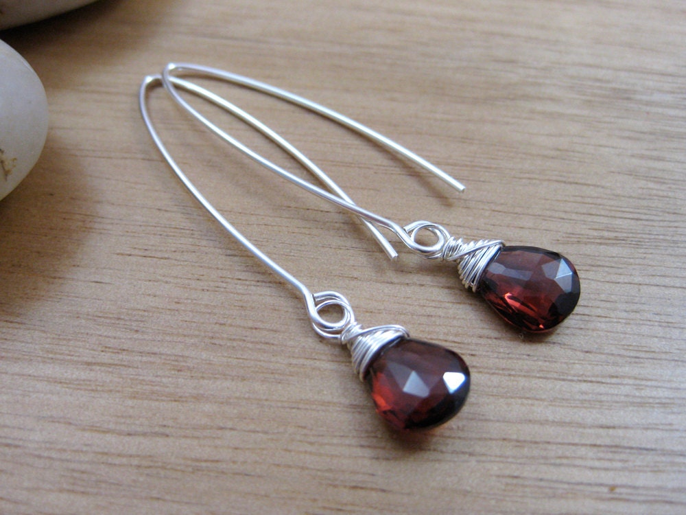 sterling Silber Granat Tropfen Ohrringe von RiverAndBirchJewelry