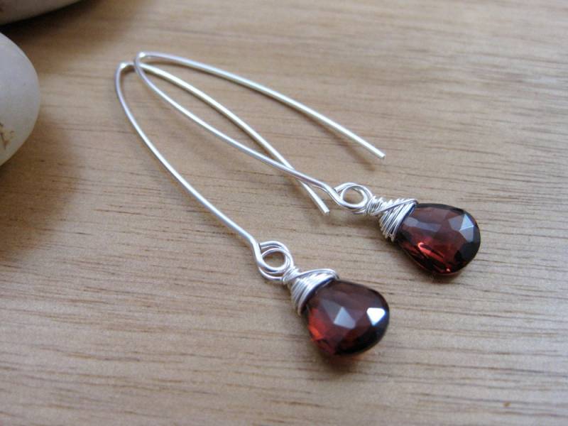 sterling Silber Granat Tropfen Ohrringe von RiverAndBirchJewelry