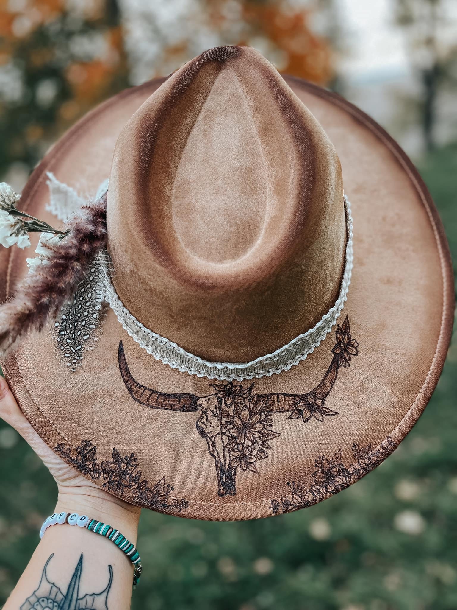 Longhorn-Kuh-Blumenschädel-Handgebrannter Benutzerdefinierter Fedora-Hut Mit Breiter Krempe | Hellbraun, Blumen, Country, Konzert, Cowgirl, Lainey Longhorn-Kuh-Blumenschädel-Handgebrannter Benutzerdefinierter Fedora-Hut Mit Breiter Krempe | Hellbraun, Blumen, Country, Konzert, Cowgirl, Lainey von RiverValleyFF