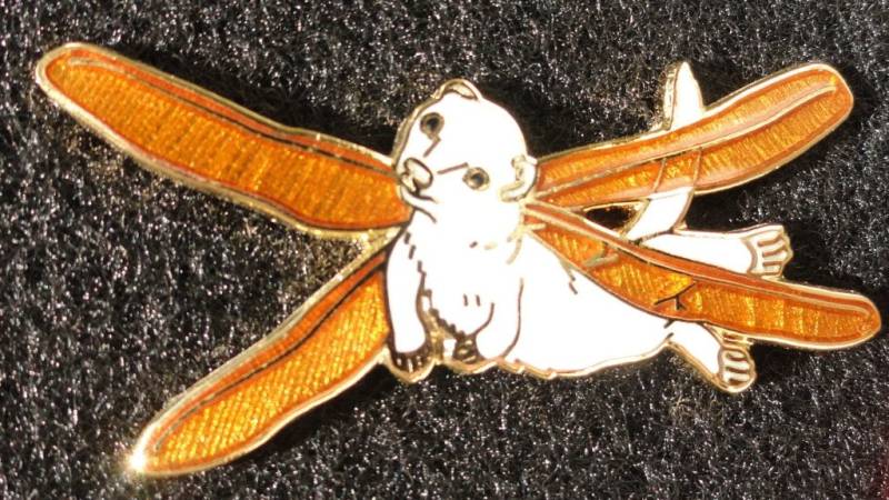 Cloisonné-Pin - Gold Winged Hermelin Flattern Ferret Cloisonné-Pin - Gold Winged Hermelin Flattern Ferret von Rivercoon
