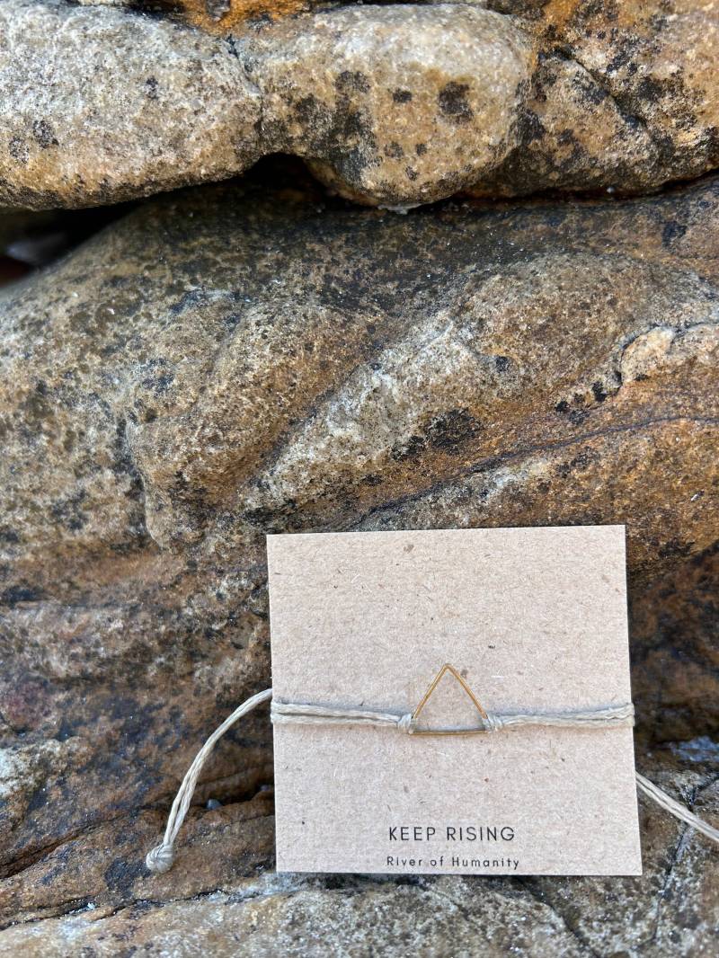 Dreieckiger Roh-Messing Armreif, Verstellbar Mit Einem Schiebeknoten Dreieckiger Roh-Messing Armreif, Verstellbar Mit Einem Schiebeknoten von RiverofHumanity