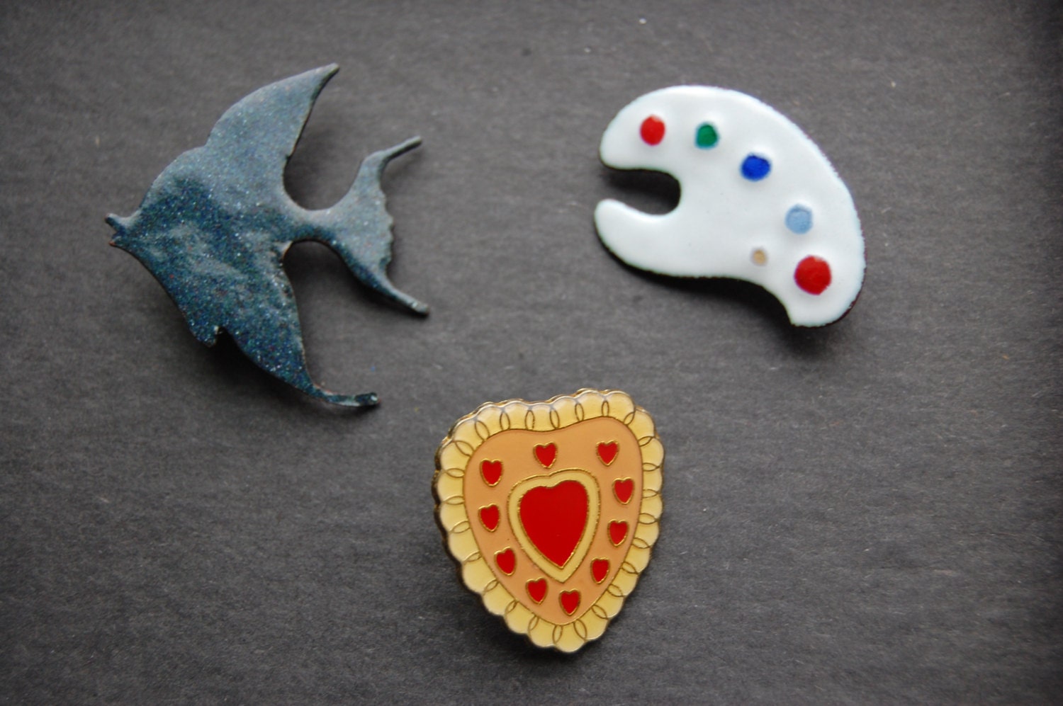 3 Vintage Broschen Aus Emaille Herz, Fisch Und Malerpalette von RiversideReserve