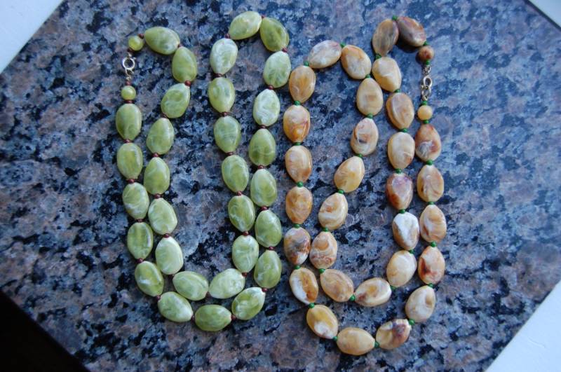 Ein Paar Passende Vintage Marmorierte Glas/stein Perlen Halsketten - Grün Und Braun Erdtöne von RiversideReserve