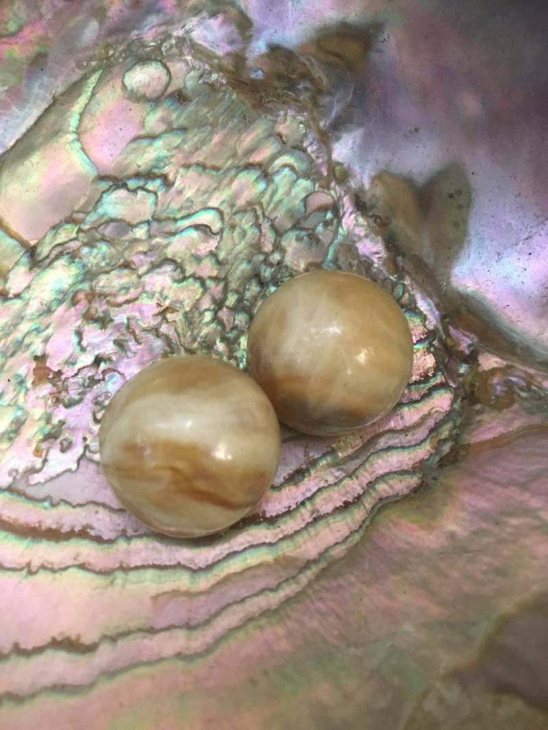 Jahrgang Mitte Des Jahrhunderts Hoch Gewölbte Runde Taste-Clip Auf Ohrringe - Weiß Und Braun Marmoriert Beige/Taupe Hong Kong von RiversideReserve