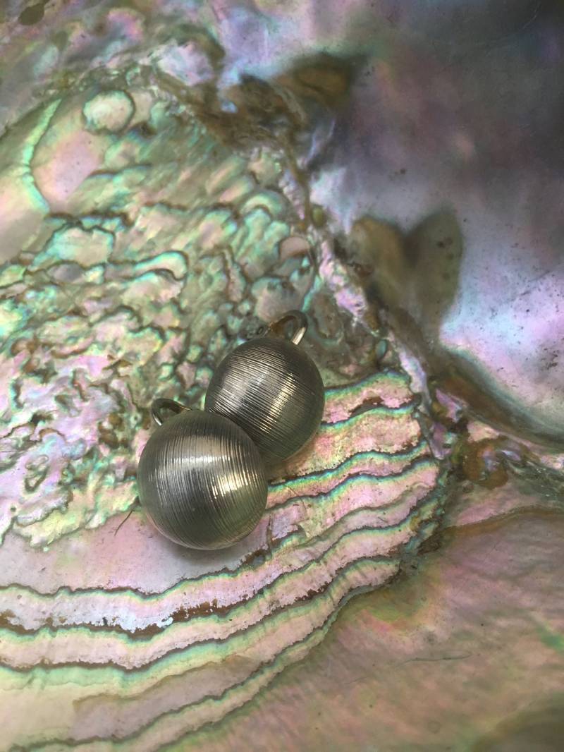 Jahrgang Rund Gebürstet Silberfarbenen Clip Auf Taste Ohrringe von RiversideReserve