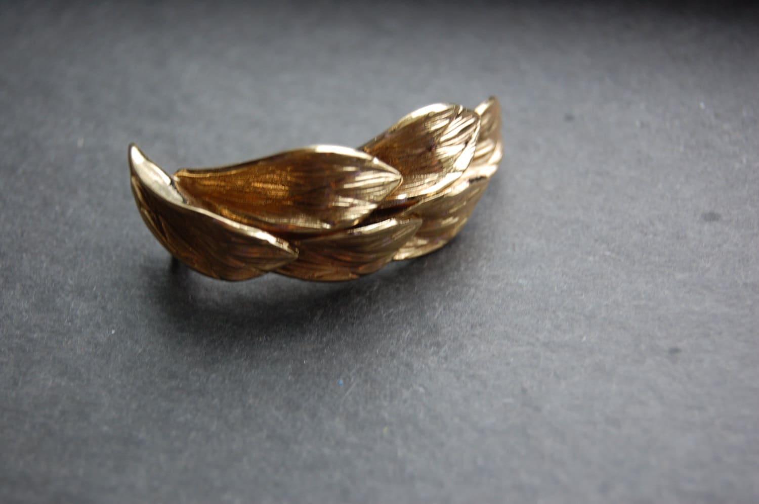 Vintage Gold Garbe Brosche von RiversideReserve