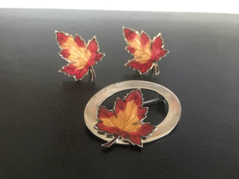 Vintage Maple Leaf Brosche Und Ohrstecker Set von RiversideReserve