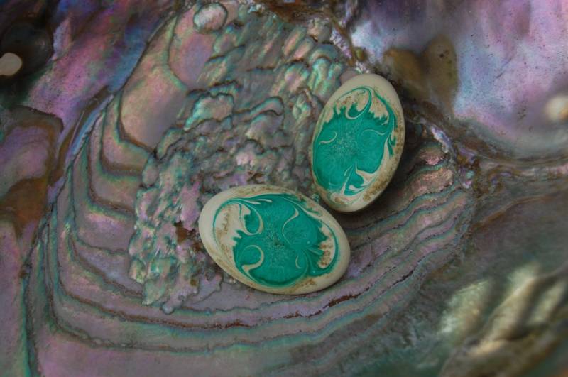 Vintage Oval Ohrclips Mit Weißem Und Grünem Marmor Farbe Wirbelmuster von RiversideReserve