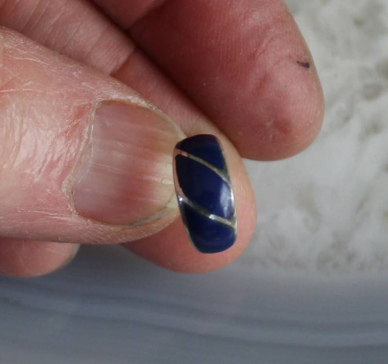 Verkauf Einzelner Sterling Silber Lapis Stein Inlay 12 Mm Hoop Post Ohrring von Riveting