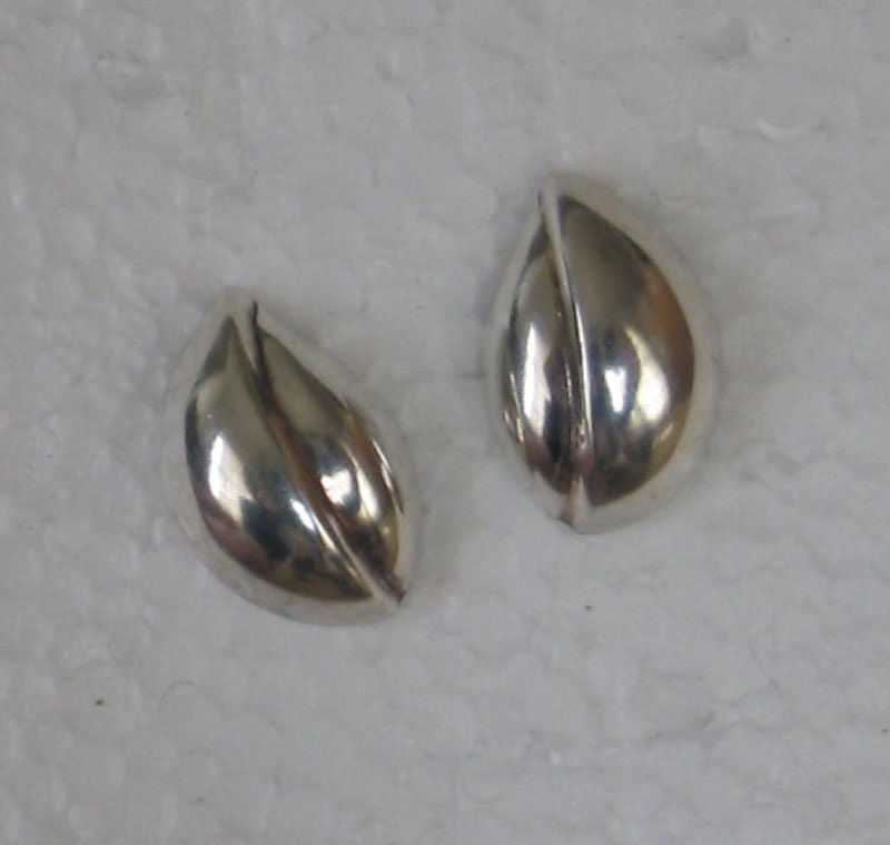 Verkauf Vintage Sterling Hohle Form 14K Ohrstecker 3/4" Verkauf Vintage Sterling Hohle Form 14K Ohrstecker 3/4" von Riveting