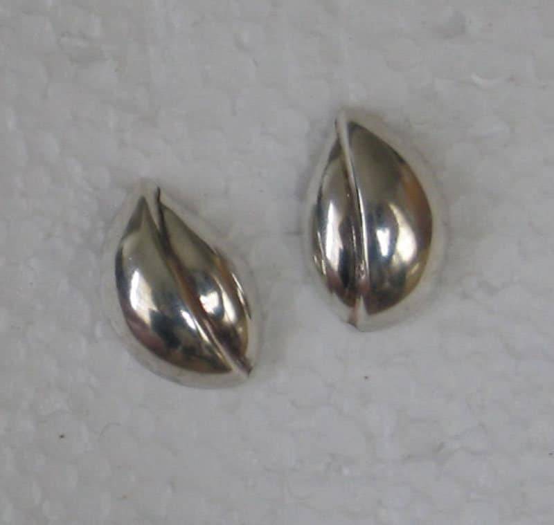 Verkauf Vintage Sterling Hohle Form 14K Ohrstecker 3/4" Verkauf Vintage Sterling Hohle Form 14K Ohrstecker 3/4" von Riveting
