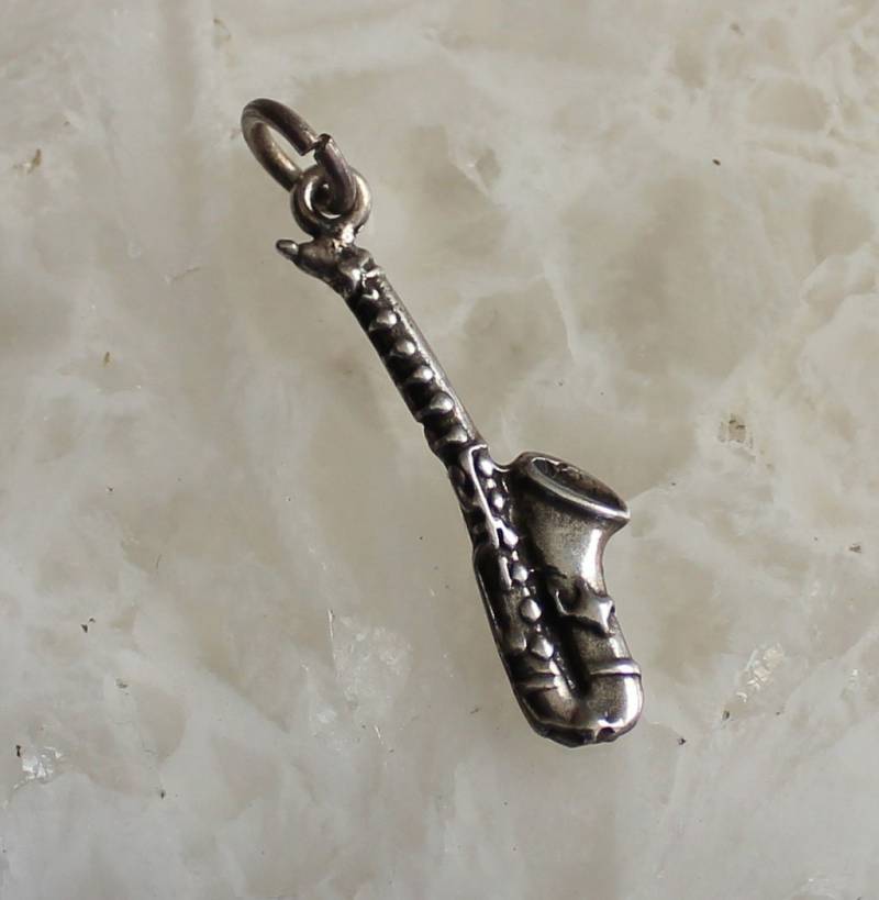 Verkauf Vintage Sterling Saxophon Anhänger Verkauf Vintage Sterling Saxophon Anhänger von Riveting