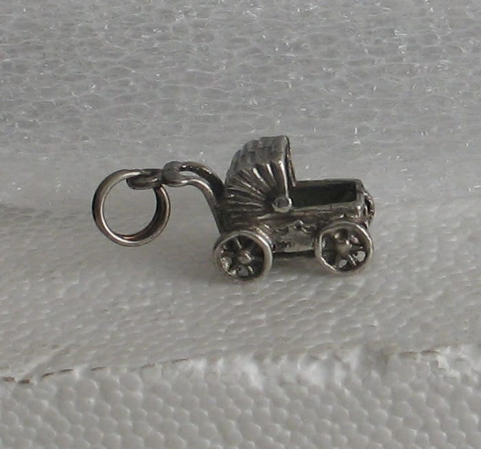Verkauf Vintage Sterling Silber Kinderwagen Anhänger 25mm von Riveting