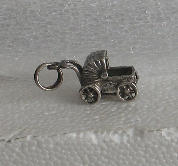 Verkauf Vintage Sterling Silber Kinderwagen Anhänger 25mm von Riveting