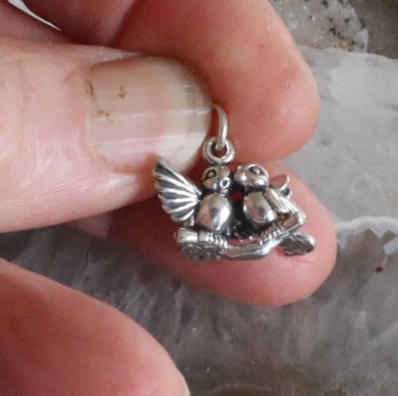 Vintage Sterling Silber Lovebirds Charme 15 X 19 Mm Vintage Sterling Silber Lovebirds Charme 15 X 19 Mm von Riveting