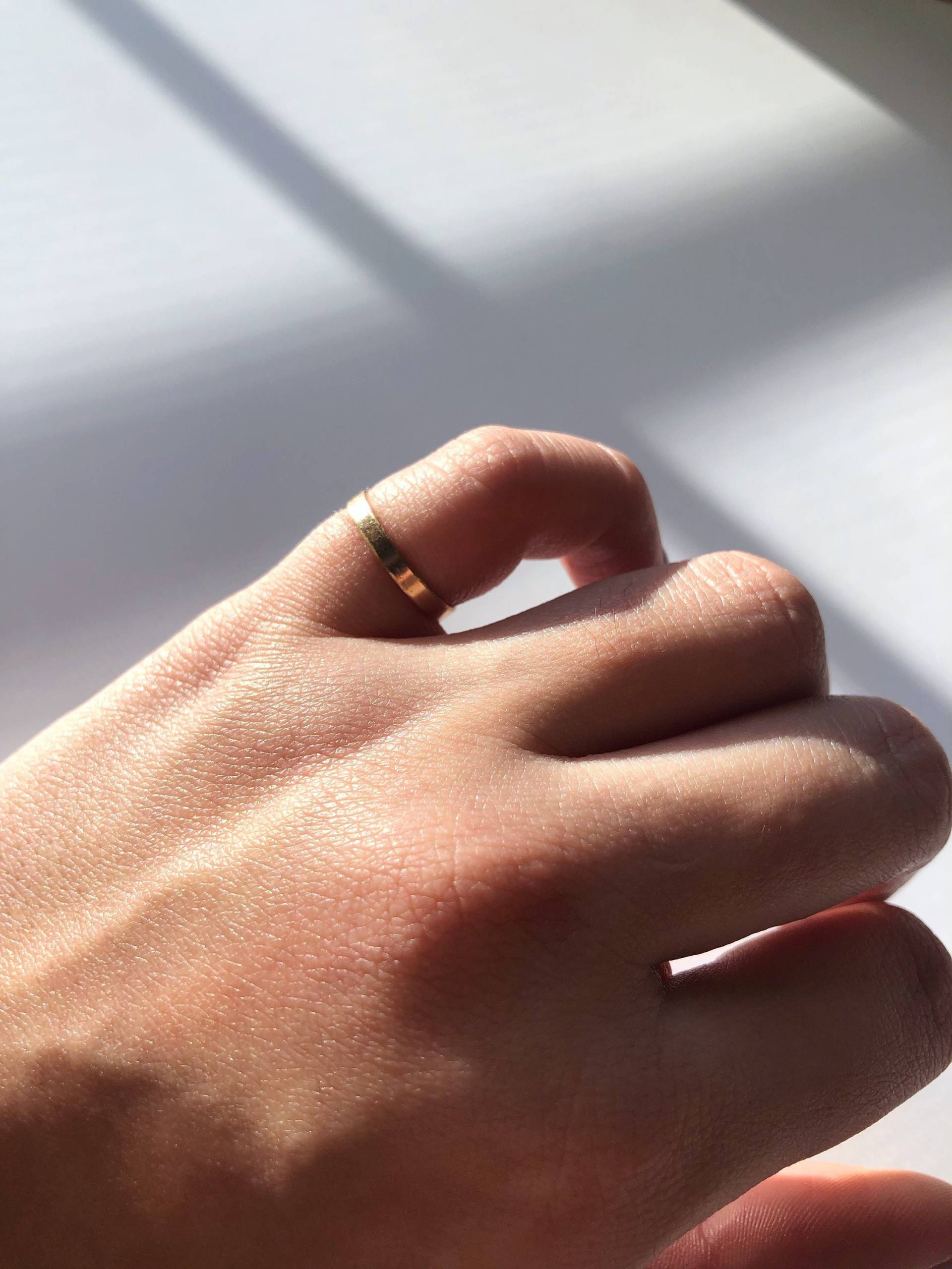 Gold Pinky Ring, Bandring, 14K Filled Wasserdichter Minimaler Stapelring, Freundschaftsring, Einfaches Goldband, Bandring Gold Pinky Ring, Bandring, 14K Filled Wasserdichter Minimaler Stapelring, Freundschaftsring, Einfaches Goldband, Bandring von RixenJewelry