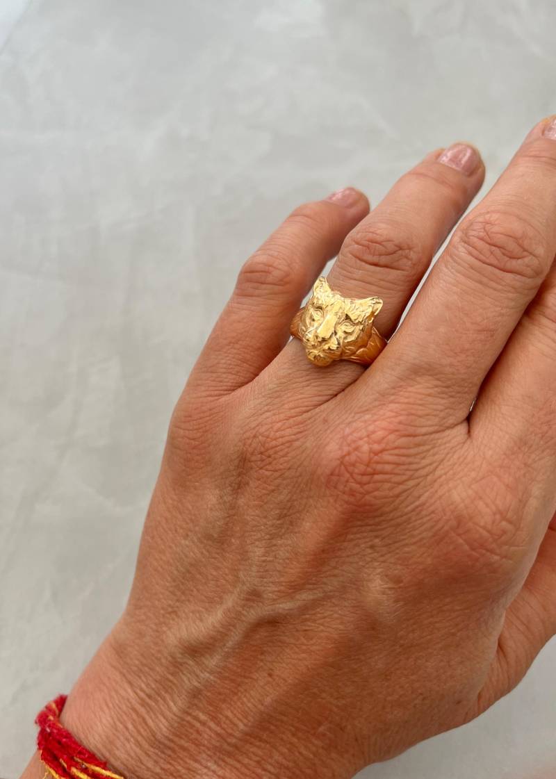 Wilde Tigerin Ring - 22K Vergoldet von RizeJewelleryCo