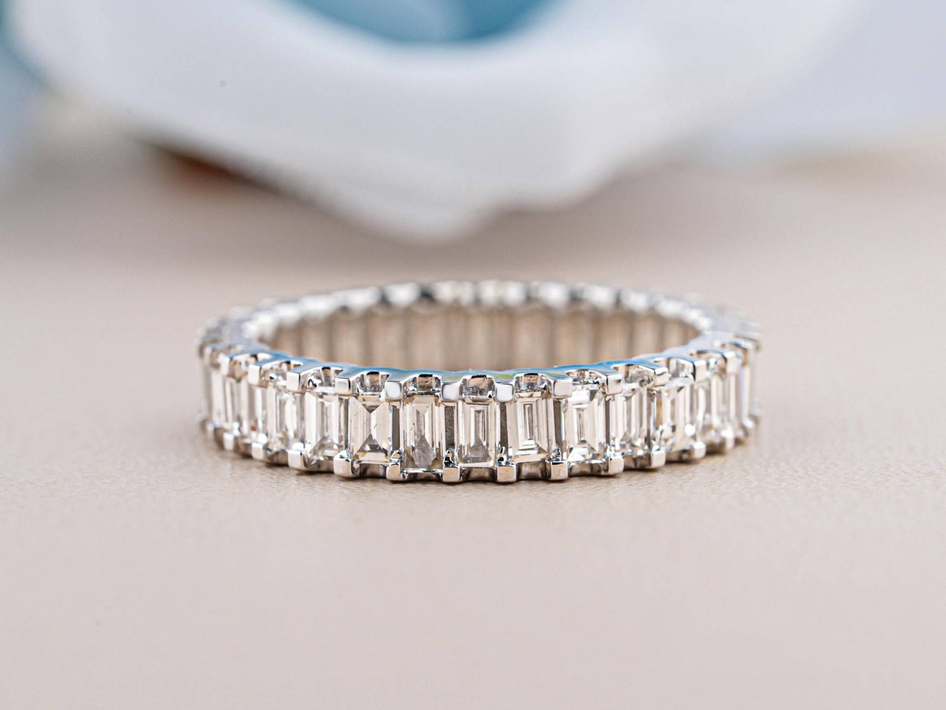 14K Weißgold 2 Karat Smaragdschliff Diamant Ehering, Eternity Band, Stack Ring Für Frauen, Valentinstag Geschenk, Hochzeitstag von RjGemsJewels