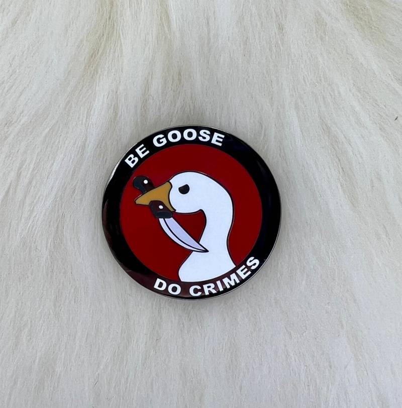 Be Goose Do Crimes Emaille Pin | Gans Lustiger von RoaminBisonWorkshop