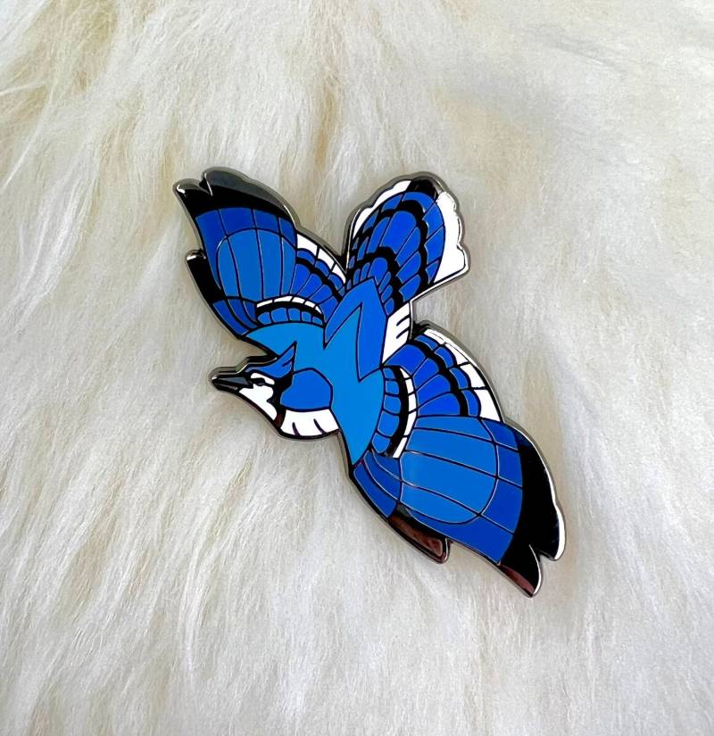 Blauhäher Pin Art Deco Singvogel von RoaminBisonWorkshop