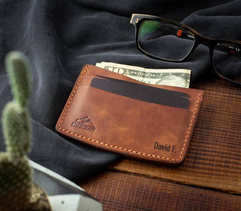 Leder Portemonnaie Mit Gravur/Kartenetui Leder-Kartenhalter Personalisierte Visitenkarten-Brieftasche Trend Geschenke Für Ihn von Roarcraft