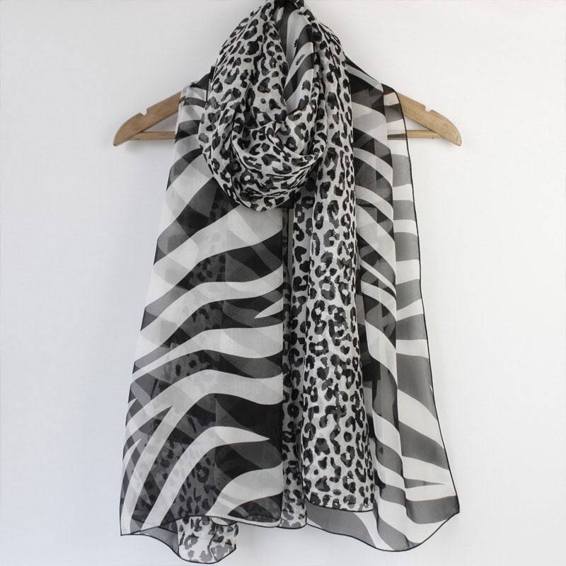 Animal Print Seidenschal - Leopard Und Zebra Bedruckter Weißer Mit Schwarzem Leopardenmuster As64 von RobePlus