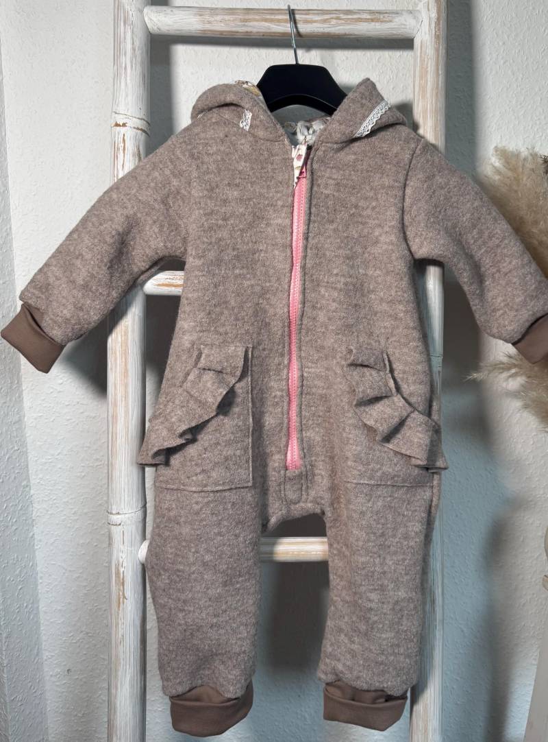 Walkoverall Beige Mit Rüschen von RobellaHandmade