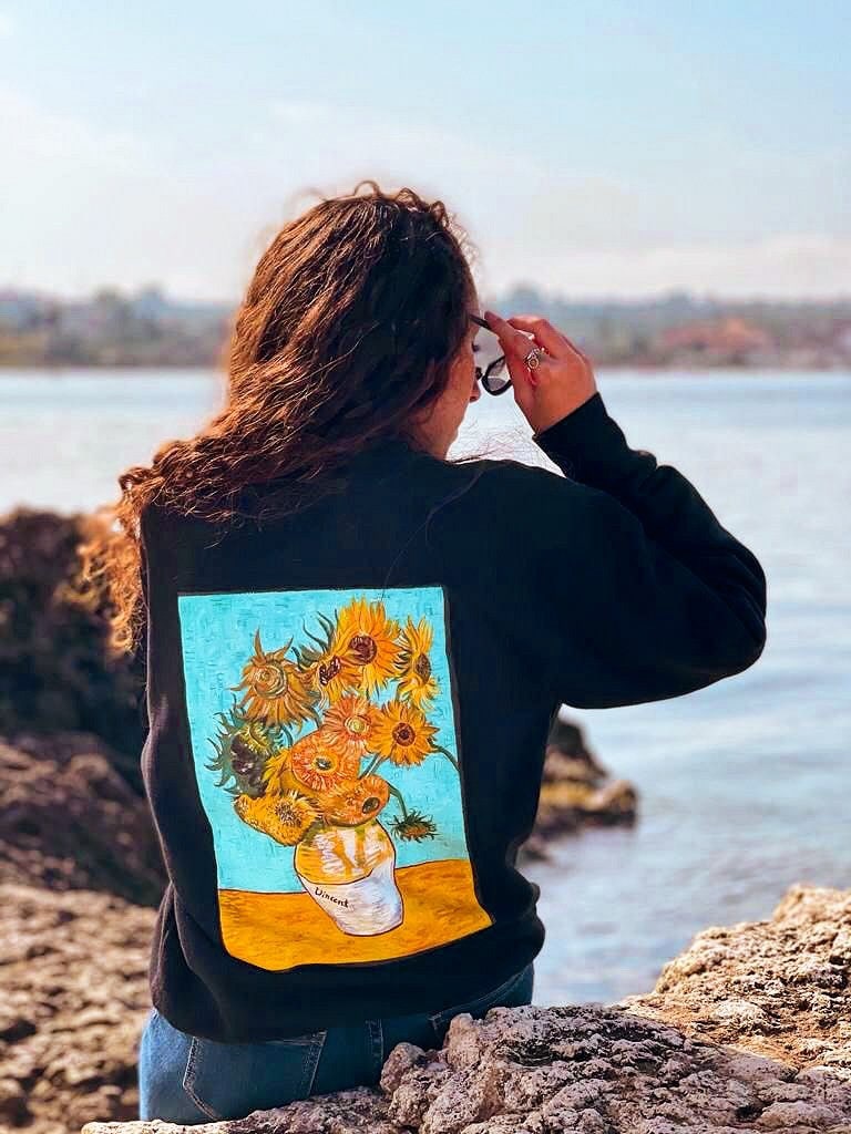Van Goghs Sonnenblumen Handgemaltes Sweatshirt von RobertaRomanoArt
