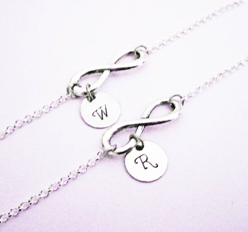 Mutter & Tochter Personalisierte Infinity Armbänder, Set Aus Zwei | 2 Armbändern, Buchstaben, Monogramm, Kind, Kleines Mädchen, Mama von RobertaValle