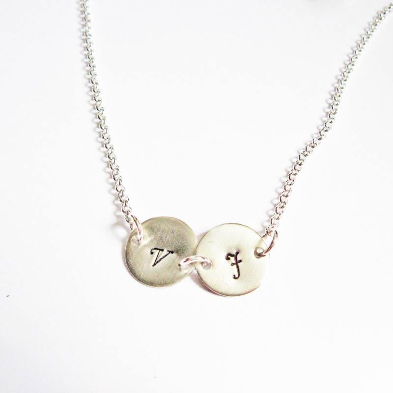 Personalisierte Zwei Initialen Halskette, Personalisierte Zwei Scheiben Silberkette, Gravierte Monogrammierte Handgestempelte Halskette 2 Charm von RobertaValle