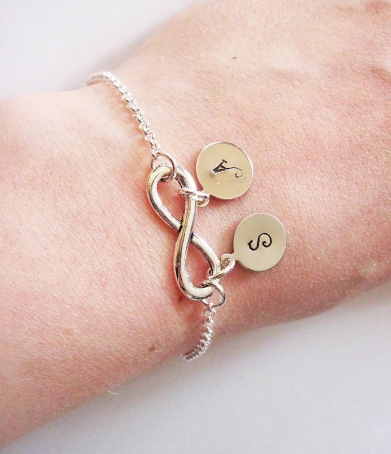 Personalisiertes Infinity Armband Initialen, Mutter Armband, Initial Monogramm Mom Schmuck Initialen Charm Personalisiertes Infinity Armband Initialen, Mutter Armband, Initial Monogramm Mom Schmuck Initialen Charm von RobertaValle