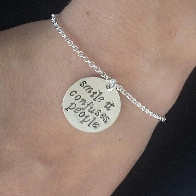 Spruch Armband, Personalisiertes Charm Handgestempeltes Handgestempeltes Smile Armband Geburtstag Geschenk Beste Freundin von RobertaValle