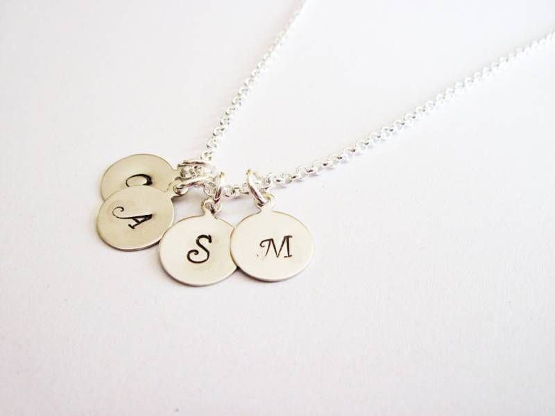 Vier Initialen Halskette, Handgestempelte Initialen, Familien Initialen, Mama Von 4 Kindern, Kinder Initiale Oma Personalisierter Schmuck von RobertaValle