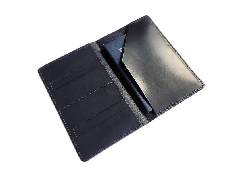 Personalisierter Passhalter Aus Vollnarbenleder - Handgefertigte Reisebrieftasche Personalisierter Passhalter Aus Vollnarbenleder - Handgefertigte Reisebrieftasche von RobertiLeather