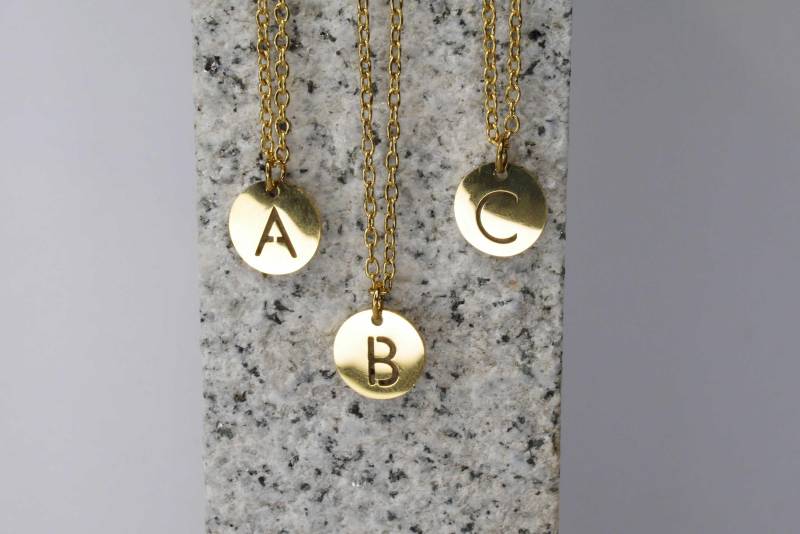 Buchstabe Anhänger Halskette Edelstahl - Goldfarben Zierlicher Minianhänger Buchstabe Anhänger Halskette Edelstahl - Goldfarben Zierlicher Minianhänger von RobinAndPoppy