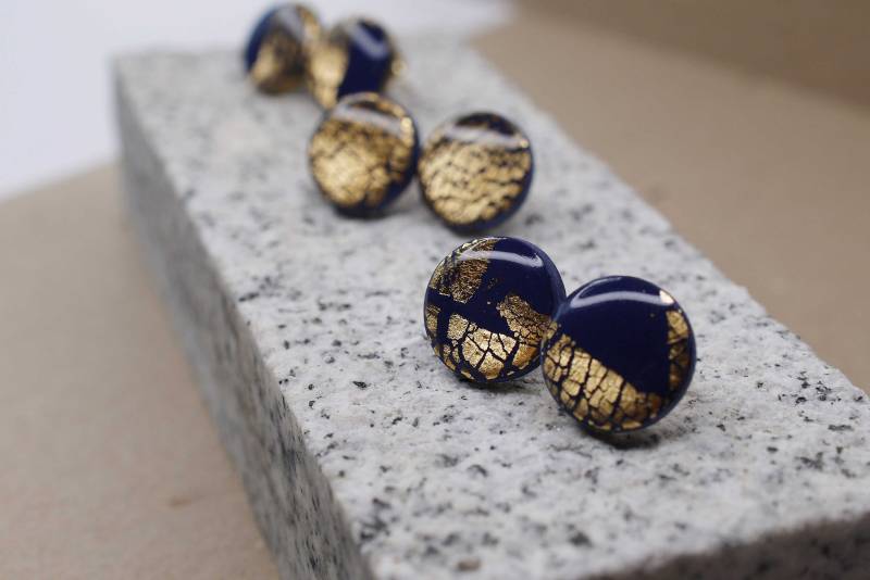 Ohrstecker Aus Polymer Clay in Dunkelblau/Golden Verziert Edelstahl Goldfarben von RobinAndPoppy