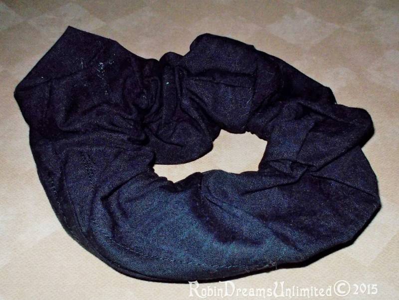 Batiked Schwarz Mit Dunkelblauen Zipper Scrungees von RobinDreamsUnlimited