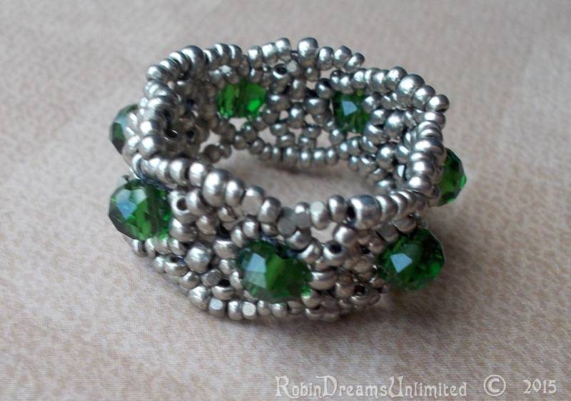 Bronze Mit Grünen Kristall Perle Gewebt Ring Größe 8 von RobinDreamsUnlimited