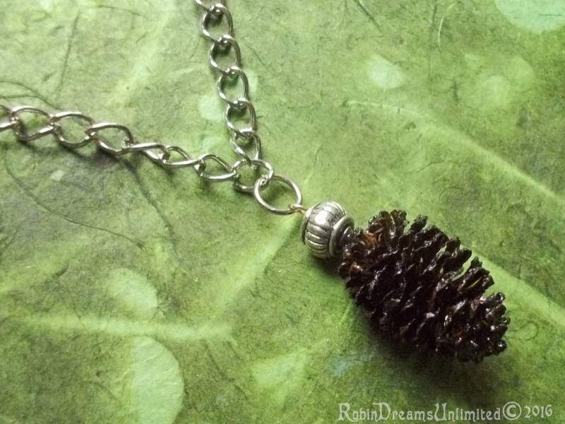 Erlenkegel Mit Zinnperlenkette #69-2 von RobinDreamsUnlimited