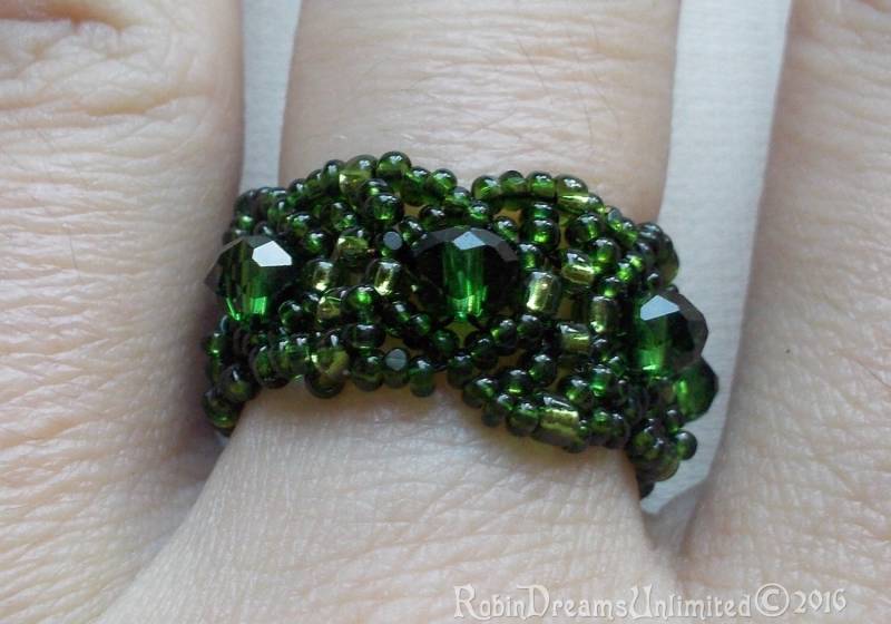 Grüne Perle Gewebt Ring Größe 9 von RobinDreamsUnlimited