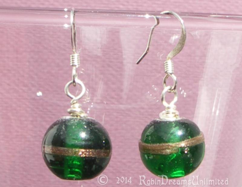 Grüne Runde Glasperle Mit Gold Swirl Ohrringe von RobinDreamsUnlimited