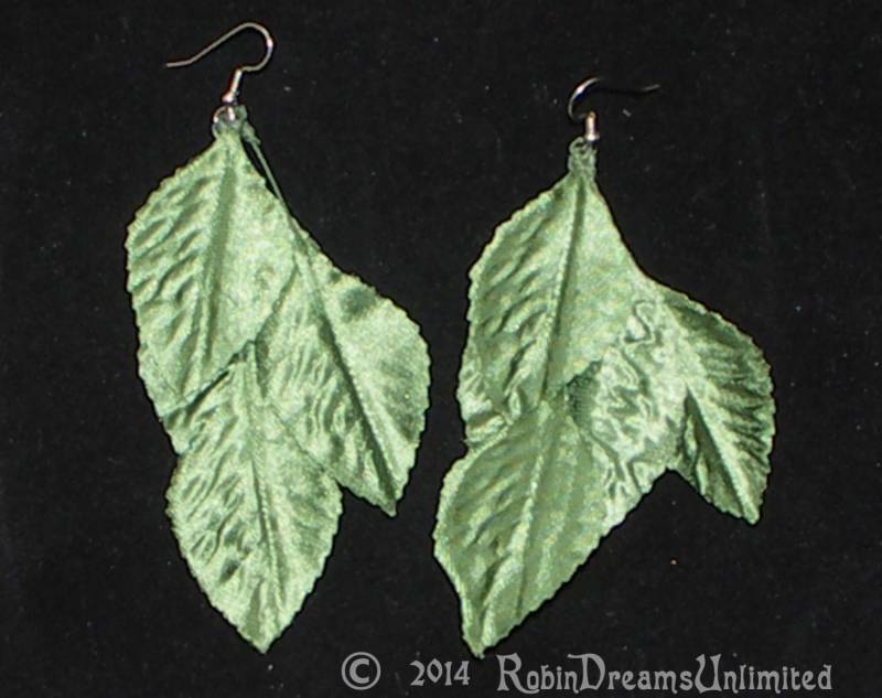 Grüne Seide Blatt Ohrringe von RobinDreamsUnlimited