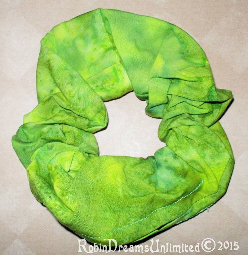 Hellgrüne Tie Dye Versteckte Tasche Zipper Scrunchie Haargummi von RobinDreamsUnlimited