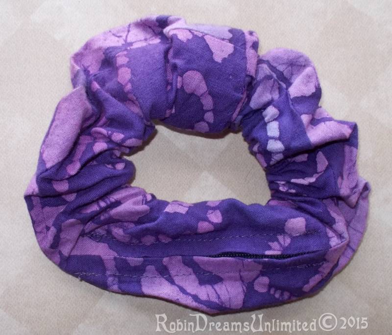 Lila Blatt Batik Mit Blau Und Pink Versteckte Tasche Zipper Scrunchie Haargummi von RobinDreamsUnlimited