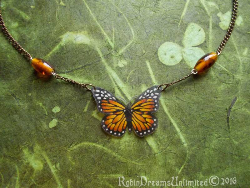 Monarchfalter Auf Dink Orange Perlenkette von RobinDreamsUnlimited